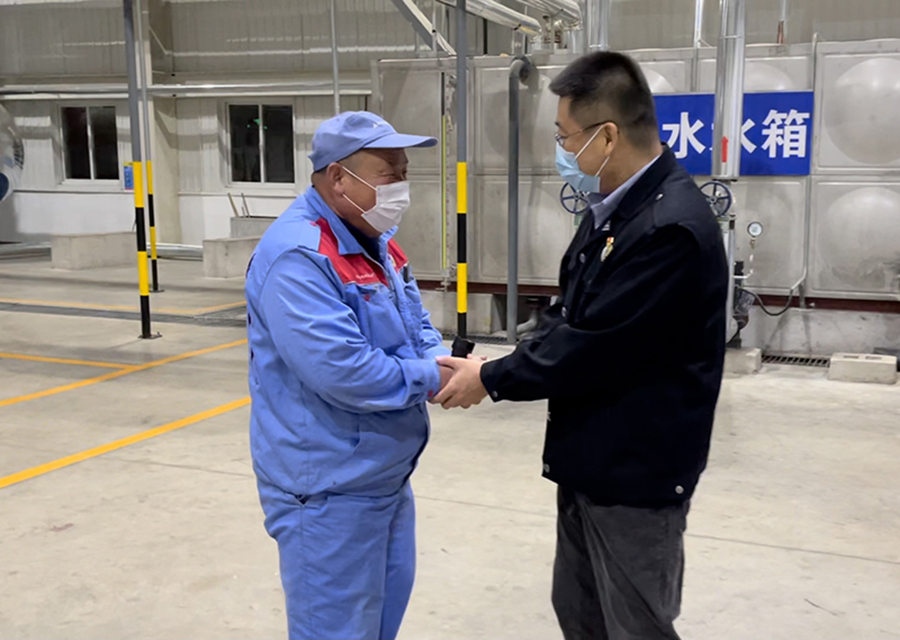 丁木董事长看望华达、华新公司在岗员工.jpg
